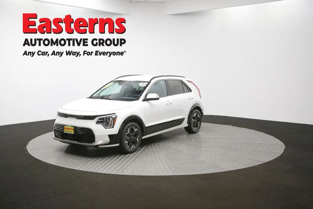Used 2024 White Kia Wind image 55