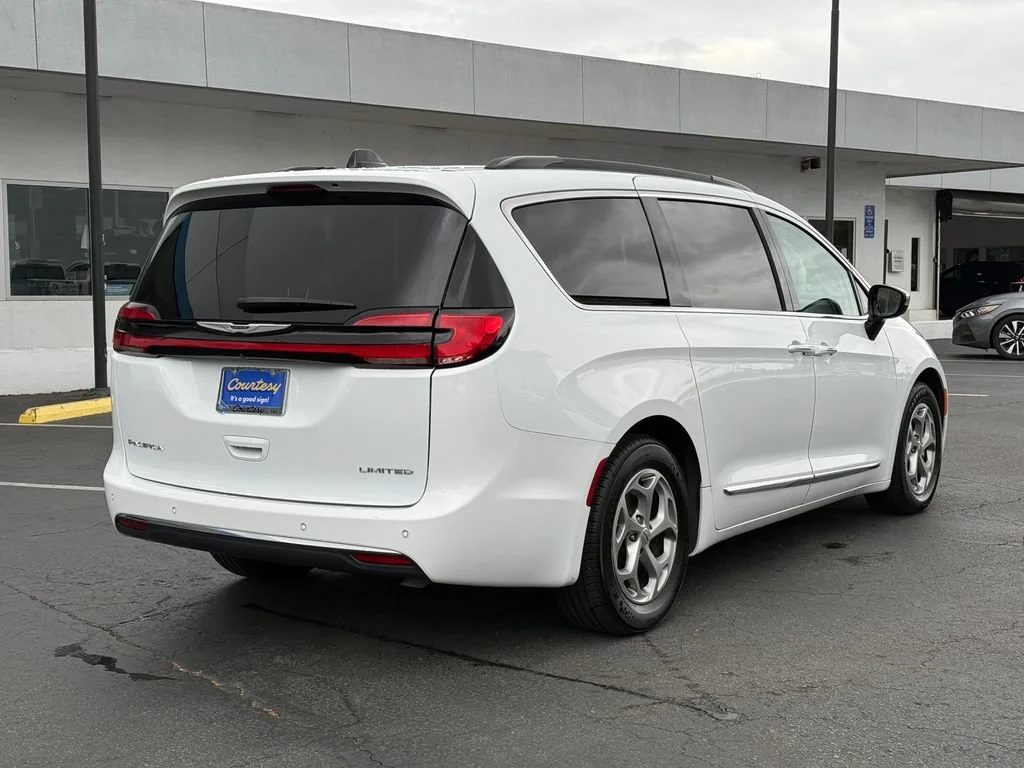 Used 2023 White Chrysler Limited image 7