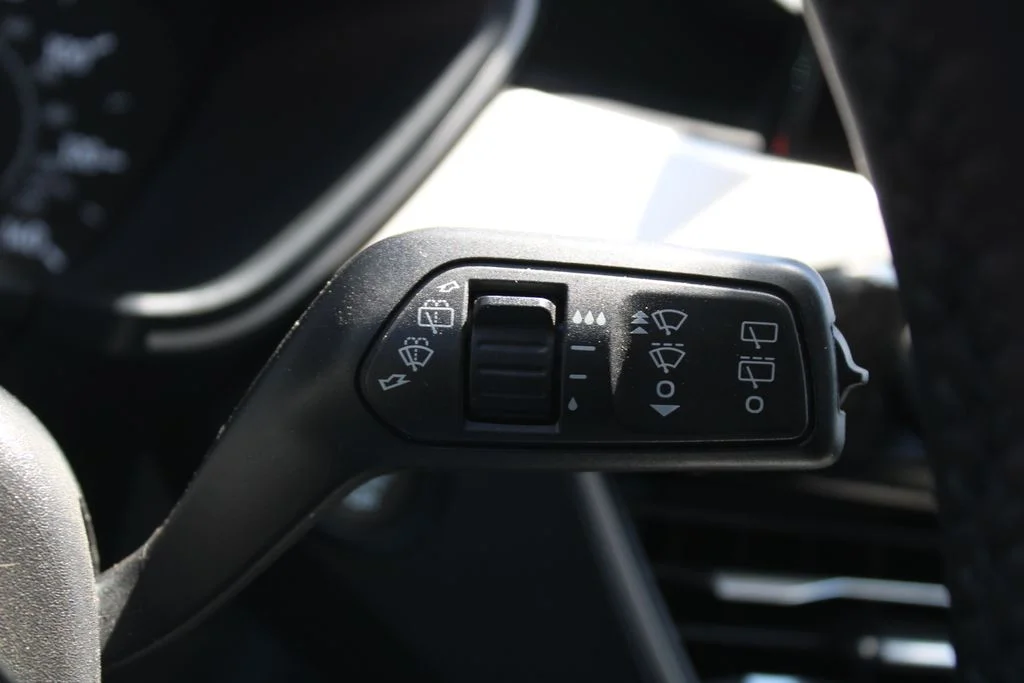 Used 2022 Oxford White Ford SE image 31
