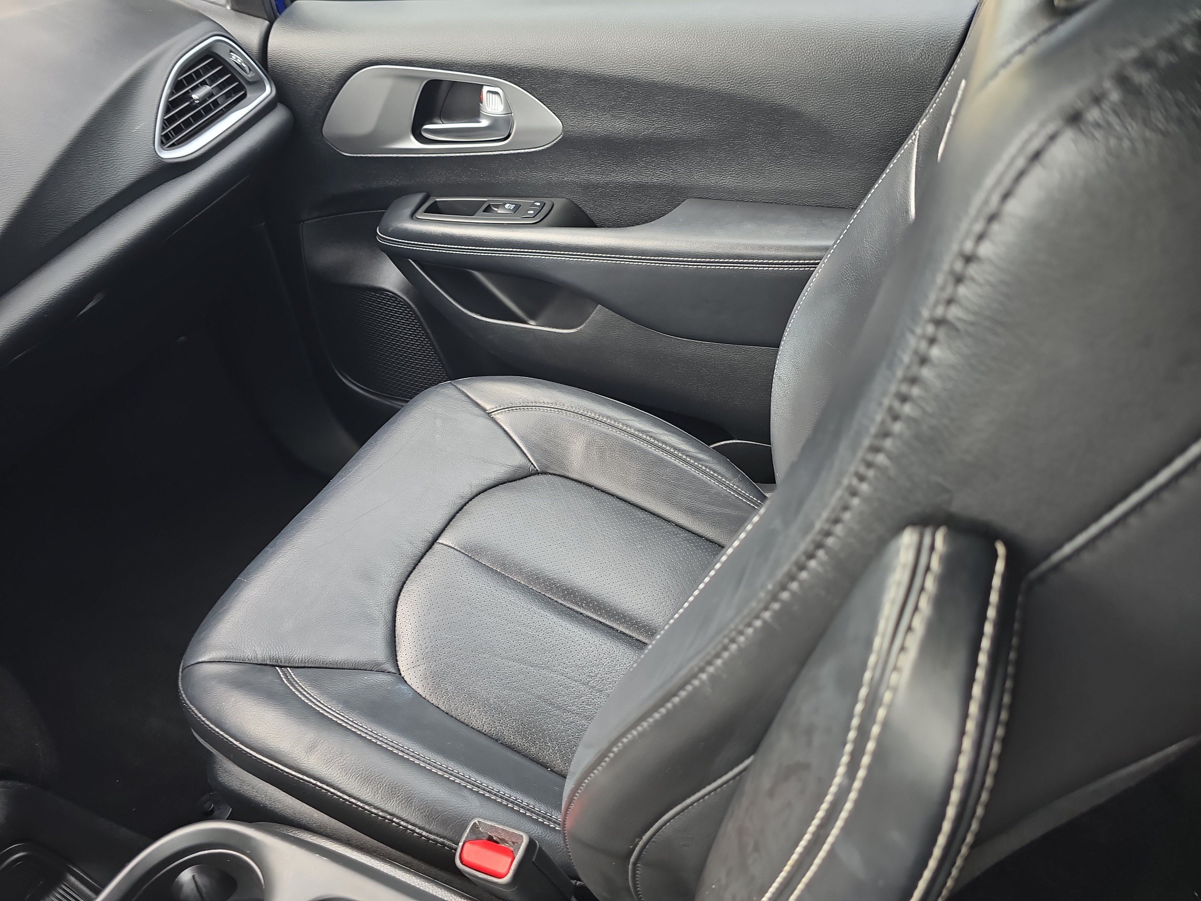 Used 2019 Ocean Blue Metallic Chrysler Touring L image 16
