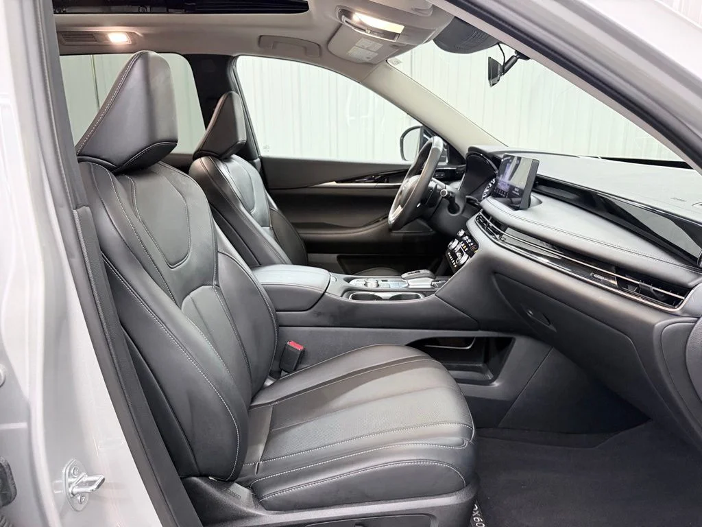 Used 2023 Silver INFINITI PURE image 40