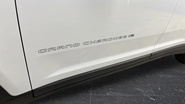 New 2026 Bright White Clear-Coat Exterior Paint Jeep Limited image 42