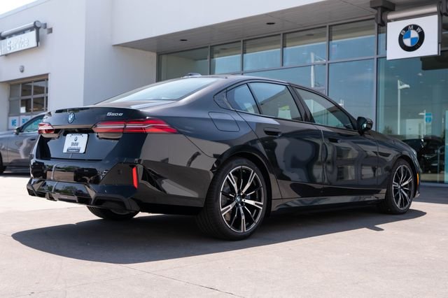 New 2027 Black Sapphire Metallic BMW 550e xDrive image 10