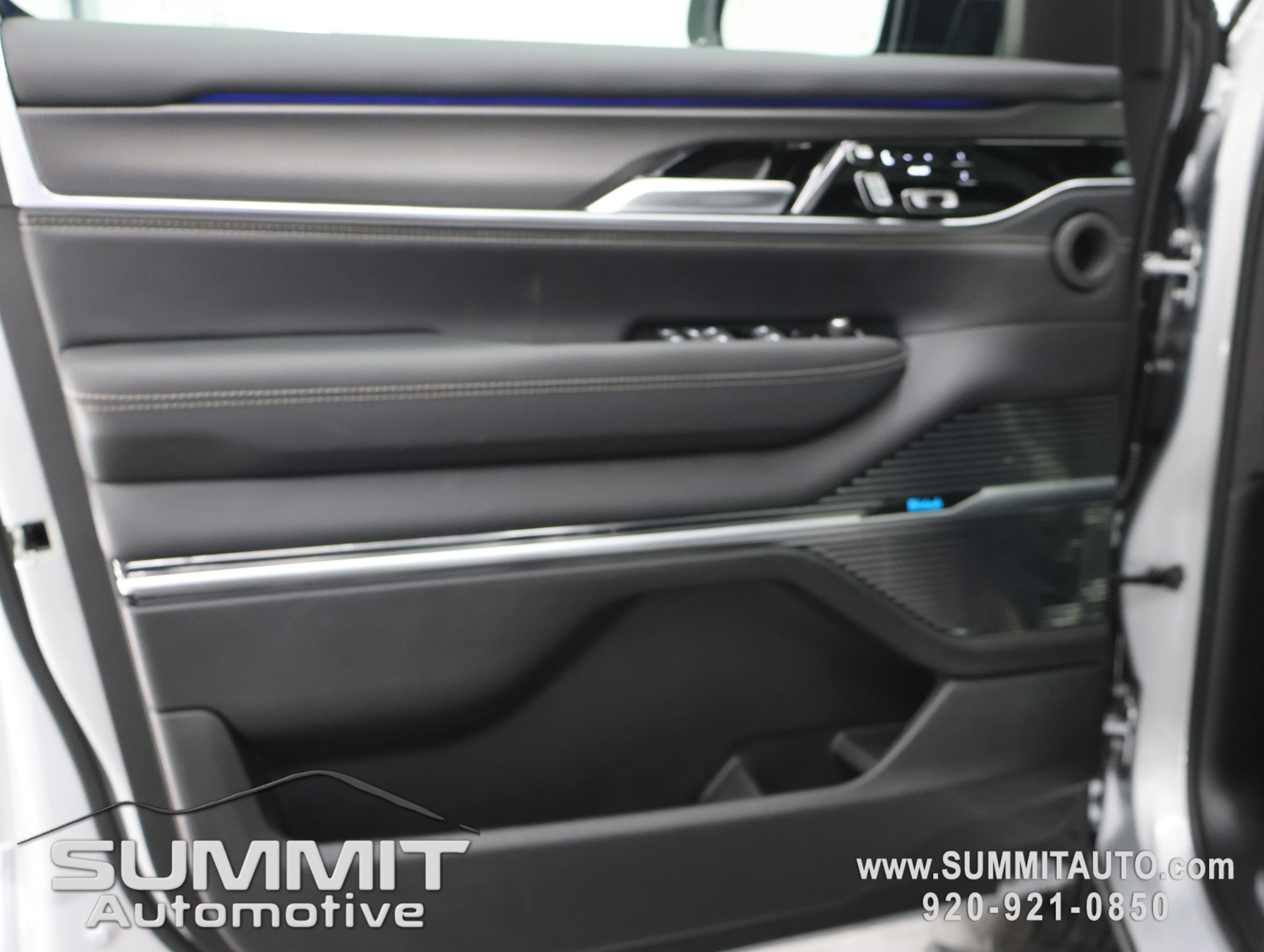 New 2026 Silver-Zynith Exterior Paint Jeep Summit Obsidian image 48