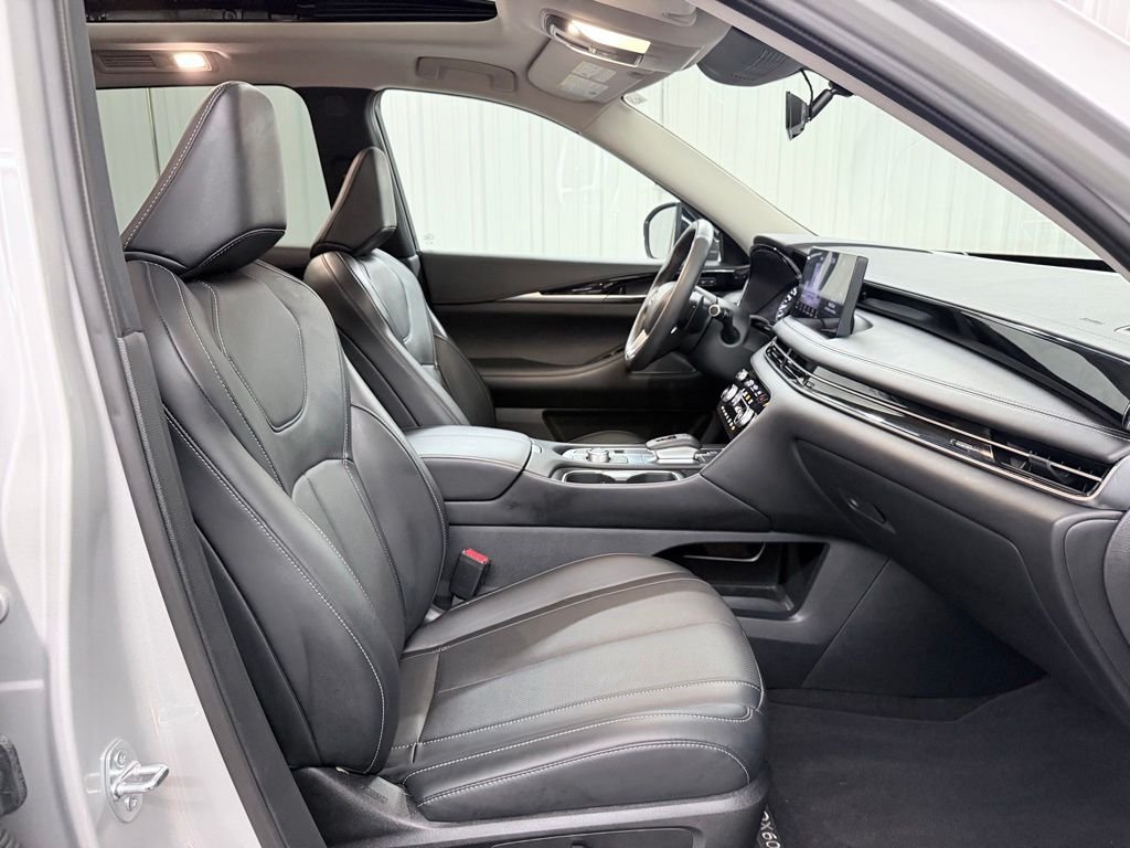 Used 2023 Silver INFINITI PURE image 40