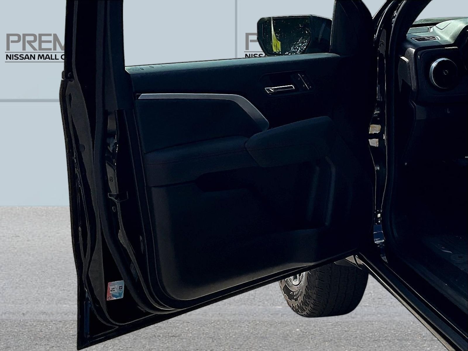 Used 2023 Black Chevrolet Z71 image 23
