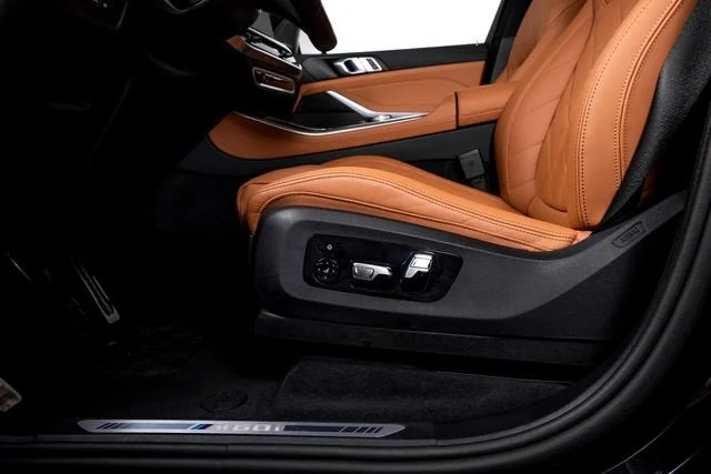 Used 2025 Black Sapphire Metallic BMW M60i image 23