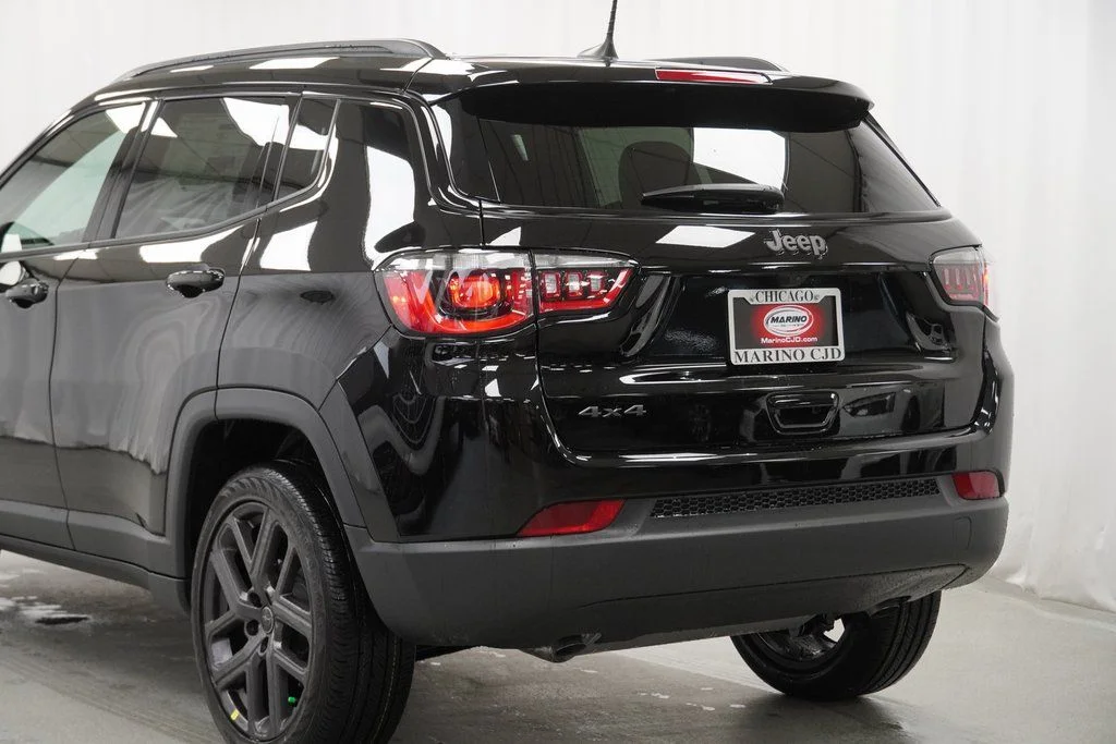 New 2026 Diamond Black Crystal Pearlcoat Jeep Latitude image 13