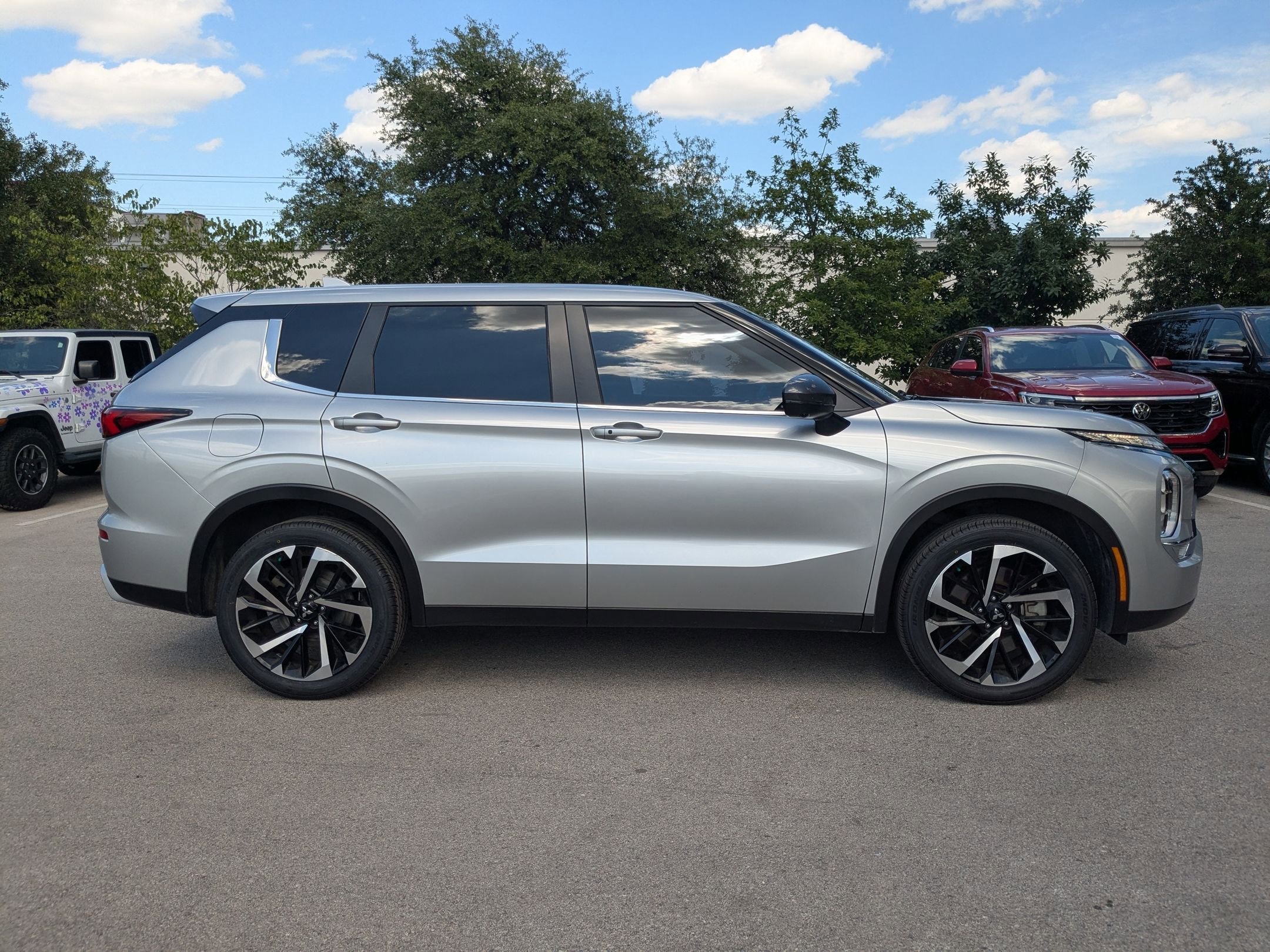 Used 2022 Silver Mitsubishi SE image 2