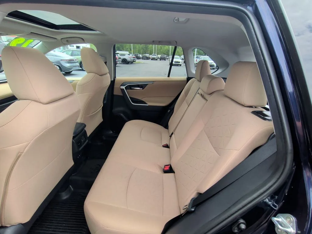 Used 2019  Toyota XLE image 23