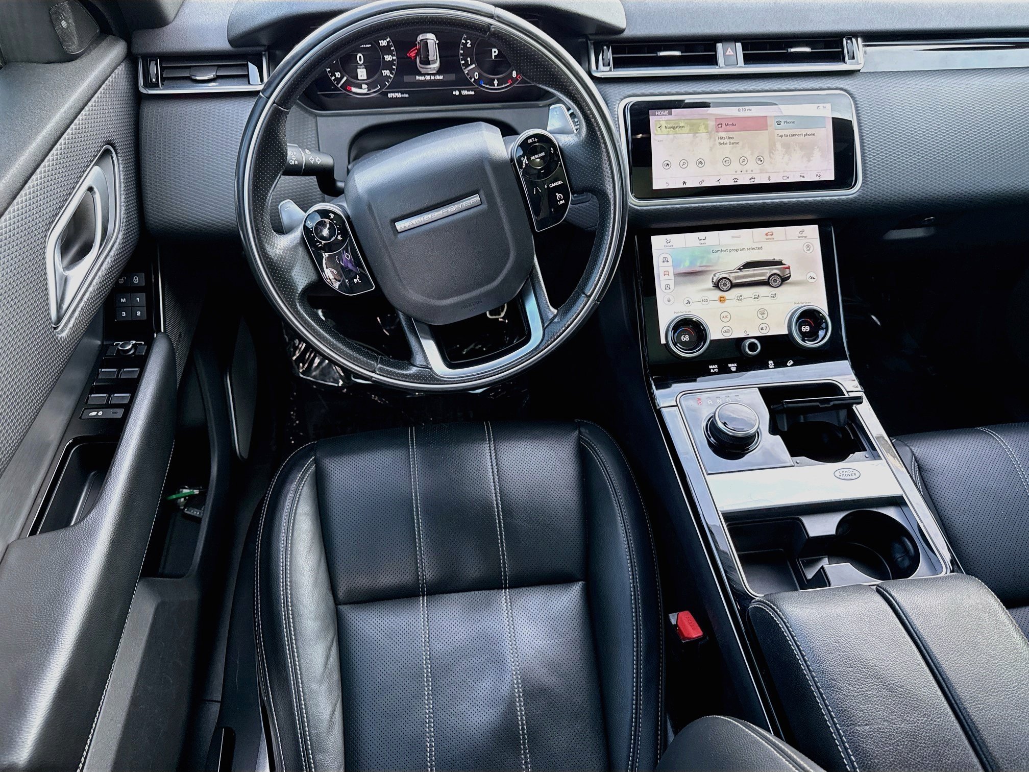Used 2019 White Land Rover R-Dynamic SE image 16