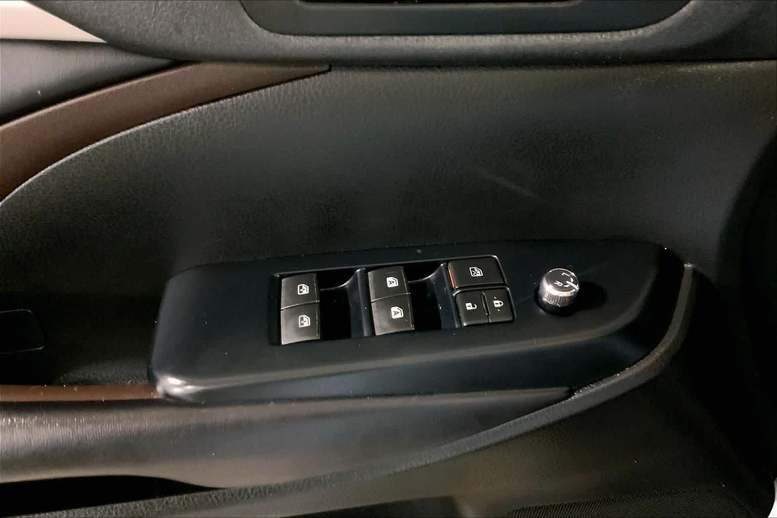 Used 2018 Predawn Gray Mica Toyota XLE image 34