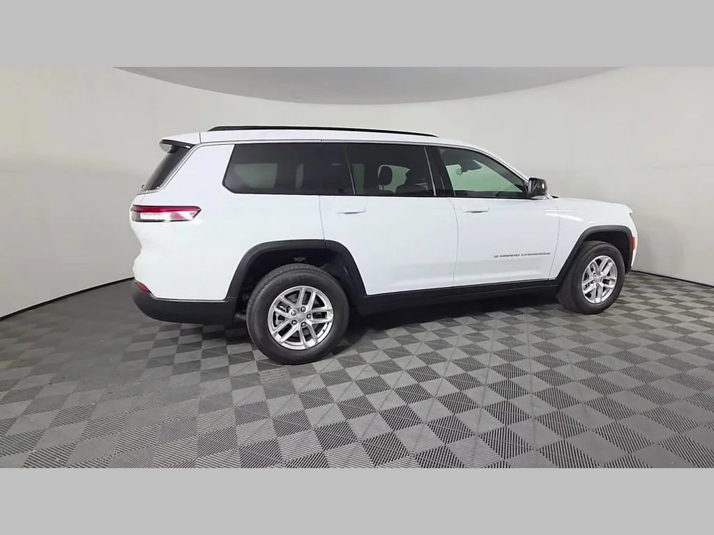 New 2026 Bright White Clear-Coat Exterior Paint Jeep Laredo X image 25