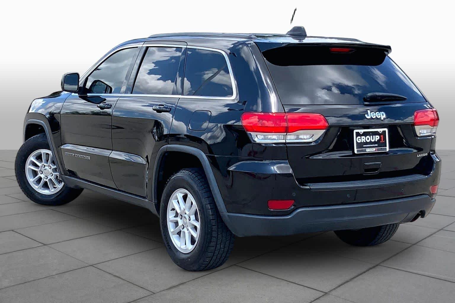 Used 2018 Diamond Black Crystal Pearlcoat Jeep Laredo image 11