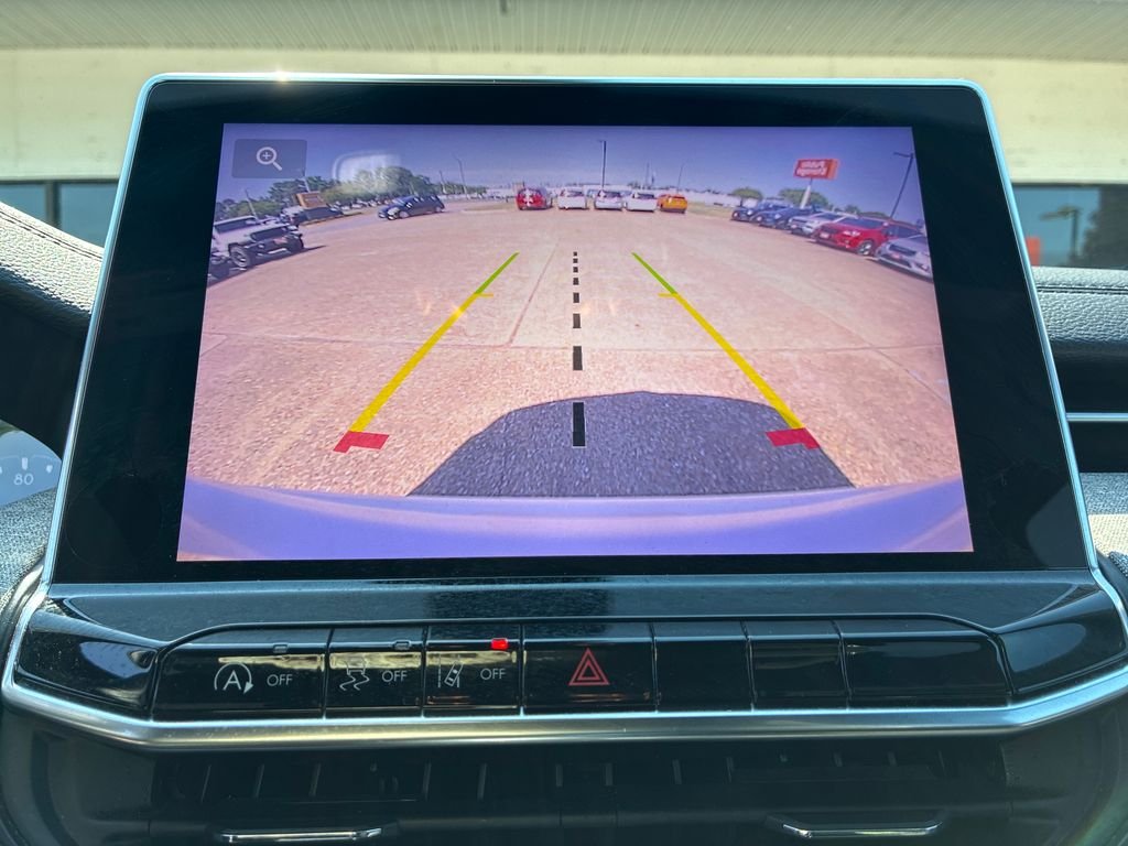 Used 2024 White/off-white Jeep Latitude image 20