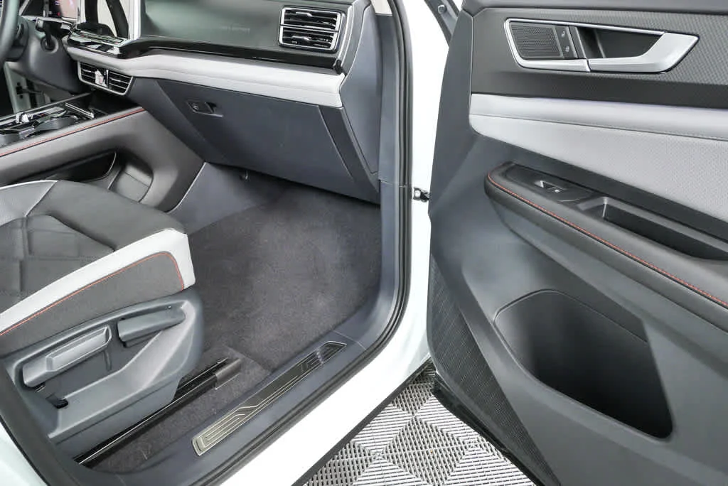 New 2026 Opal White Pearl Volkswagen 2.0T Peak Edition image 25