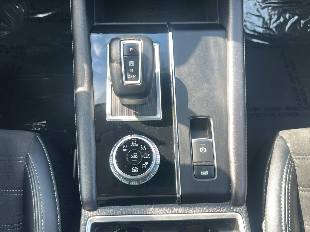 Used 2024 Silver Mitsubishi SE image 21