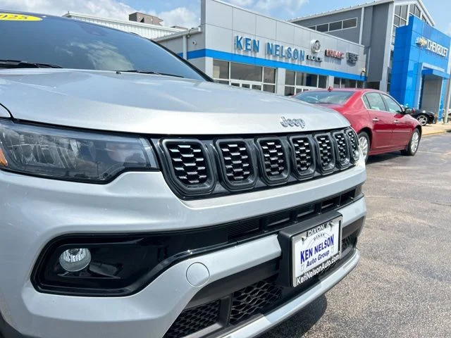Used 2025 Silver Jeep Limited image 4