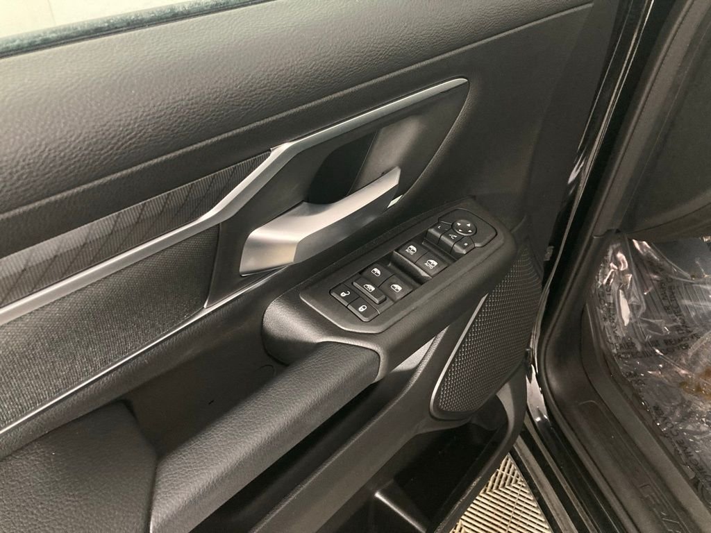 New 2026 Diamond Black Crystal Pearl-Coat Exterior Paint RAM Big Horn/Lone Star image 14