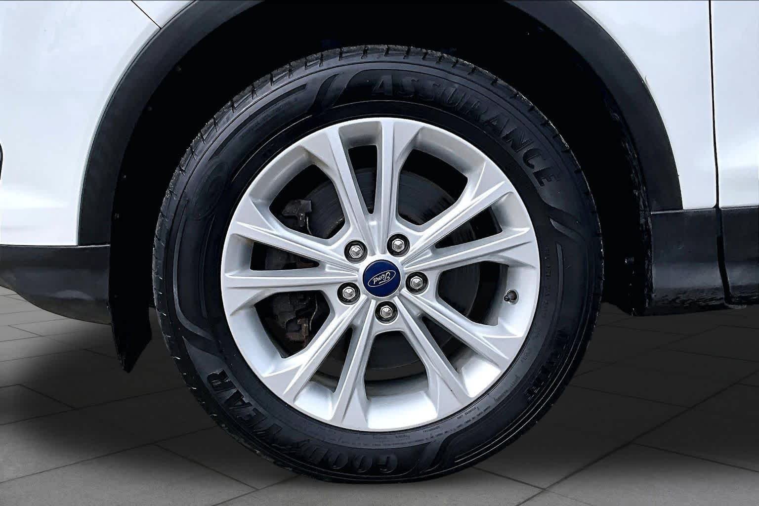 Used 2018 Oxford White Ford SEL image 11