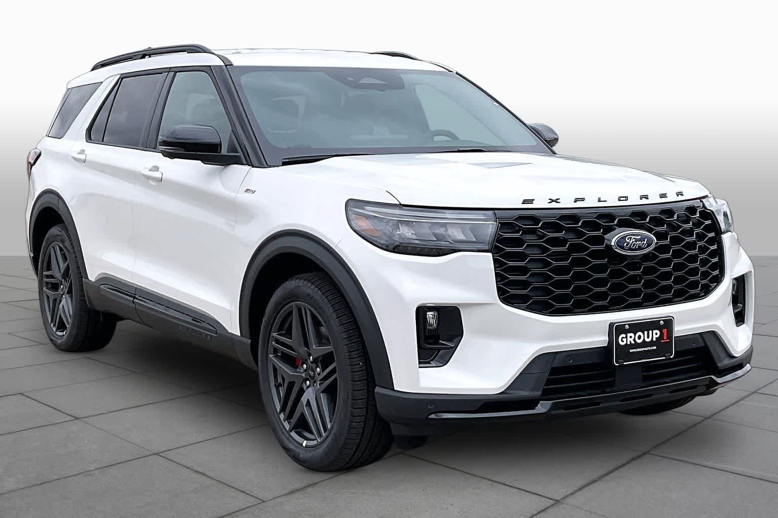 New 2026 Star White Metallic Tri-Coat Ford ST-Line image 2
