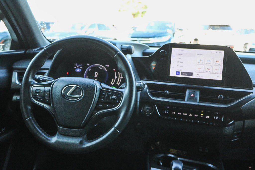 2025 Lexus UX Hybrid 300h - Photo 13