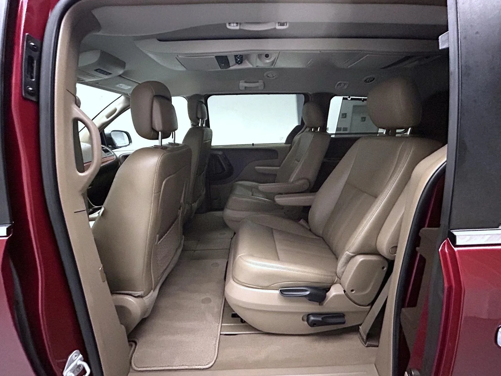 Used 2015 Red Chrysler Touring-L image 19