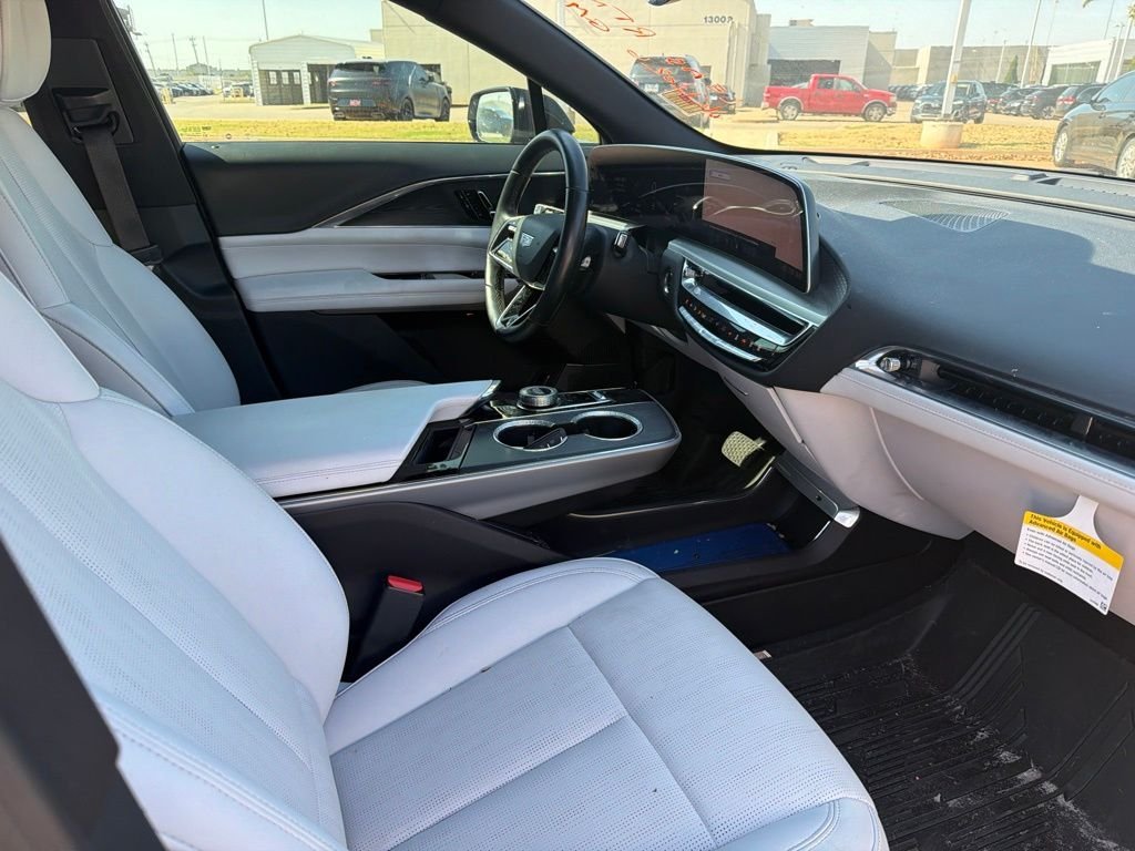 Used 2024 Silver Cadillac Luxury image 9