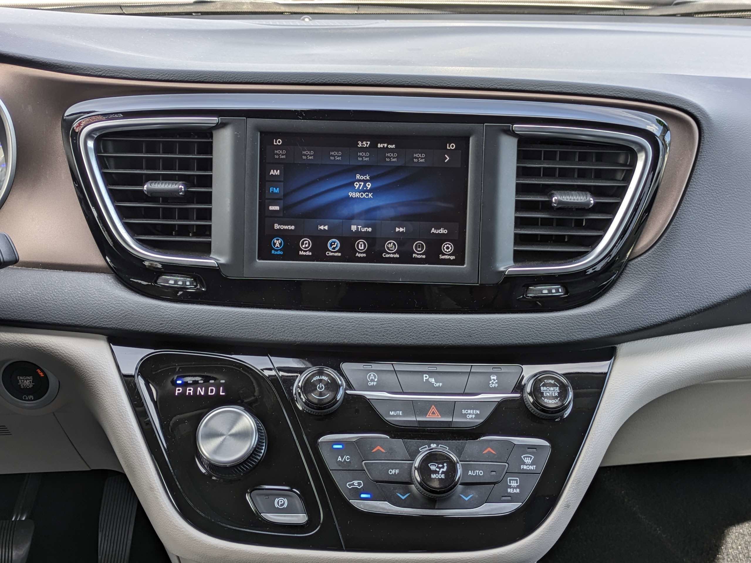 Used 2018 Silver Chrysler Touring L image 19