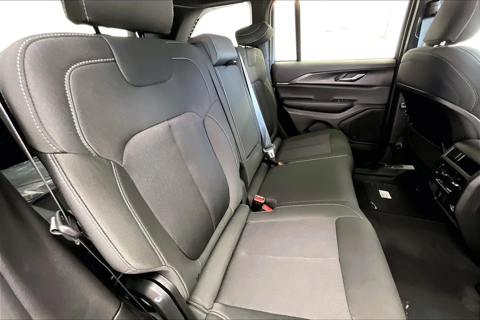 New 2027 PW7 Bright White Clear Coat Jeep Laredo X image 10