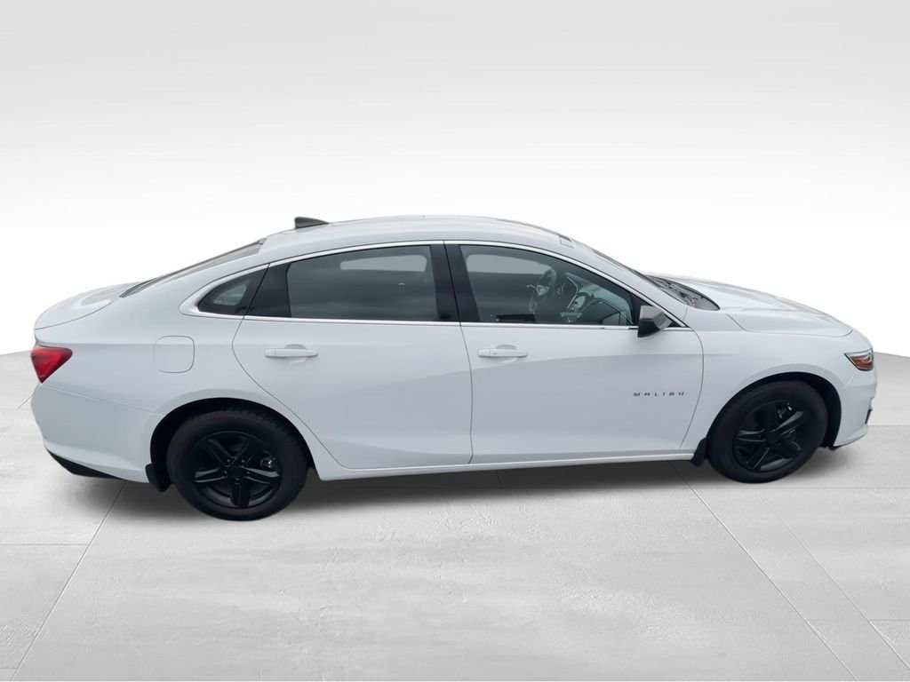 Used 2022 White Chevrolet LS image 9