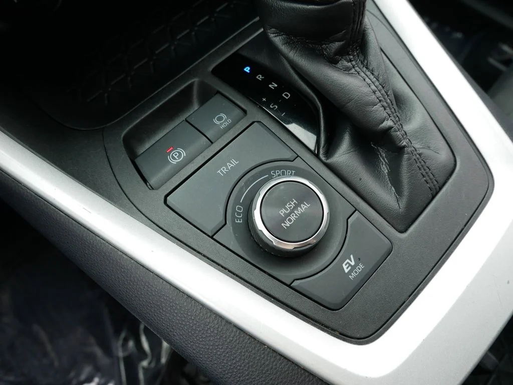 Used 2025 White Toyota XLE image 17