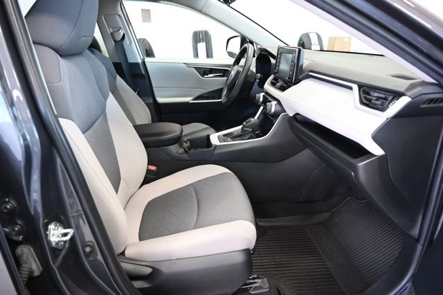 2022 Toyota RAV4 XLE - Photo 11