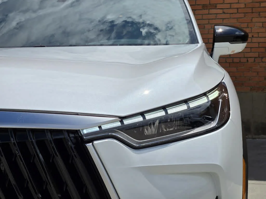 New 2027 RADIANT WHITE INFINITI Luxe FWD image 5