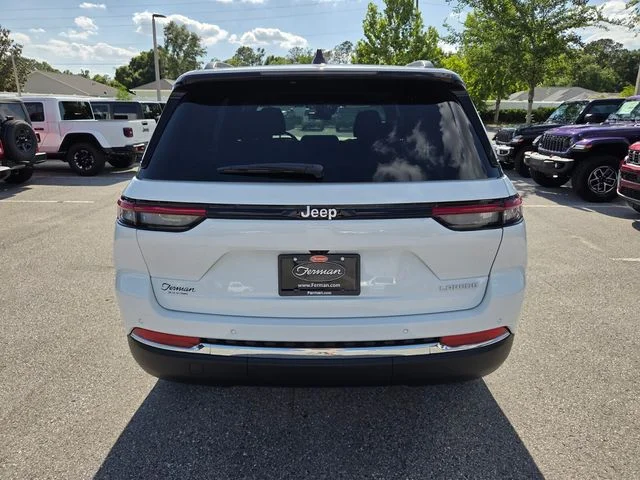 New 2026 Bright White Clear-Coat Exterior Paint Jeep Laredo X image 11