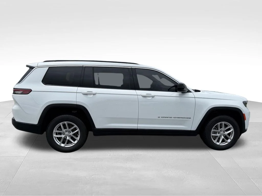 Used 2025 White Jeep Laredo image 25