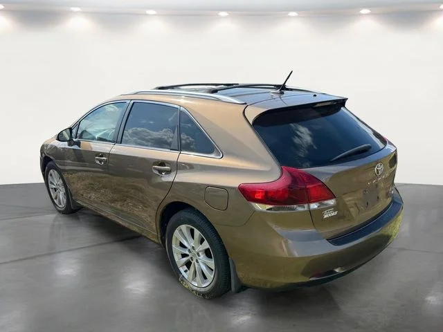 Used 2013 Gold Toyota LE image 19