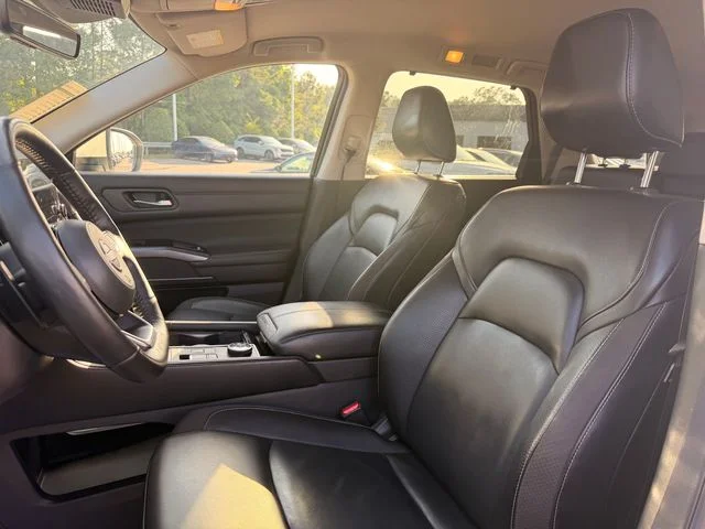 Used 2023 Pearl White Nissan SL image 10