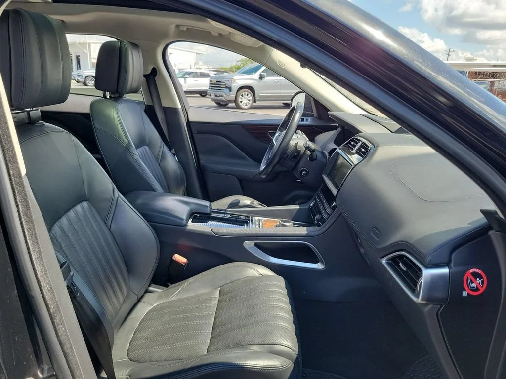 Used 2019 Black Jaguar 30t Portfolio image 29