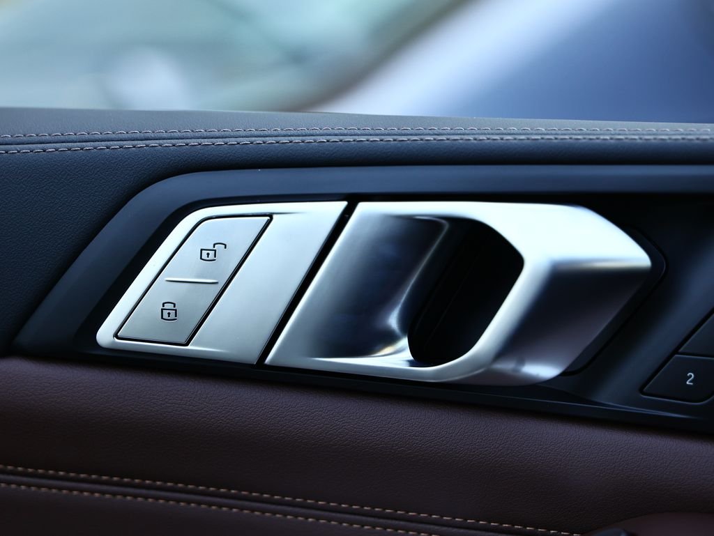 New 2027 Mineral White Metallic BMW xDrive40i image 15