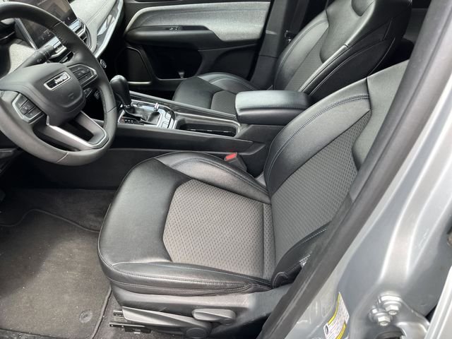 Used 2024 Silver Zynith Metallic Clearcoat Jeep Latitude image 11