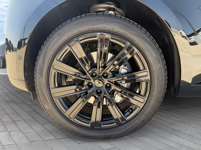 New 2027 Black Land Rover SE image 9
