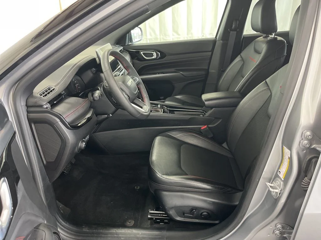 Used 2023 Silver Jeep Trailhawk image 3
