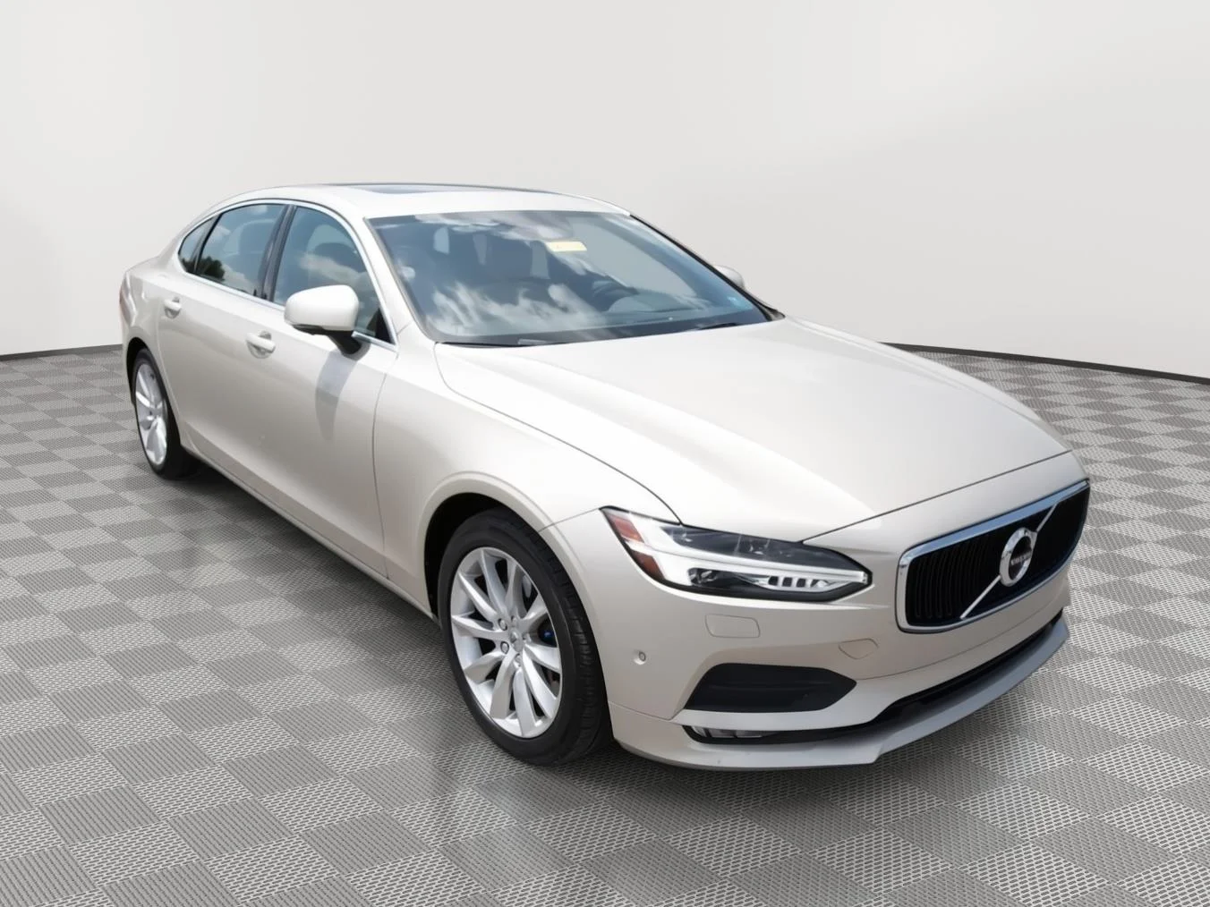 Used 2018  VOLVO  image 3