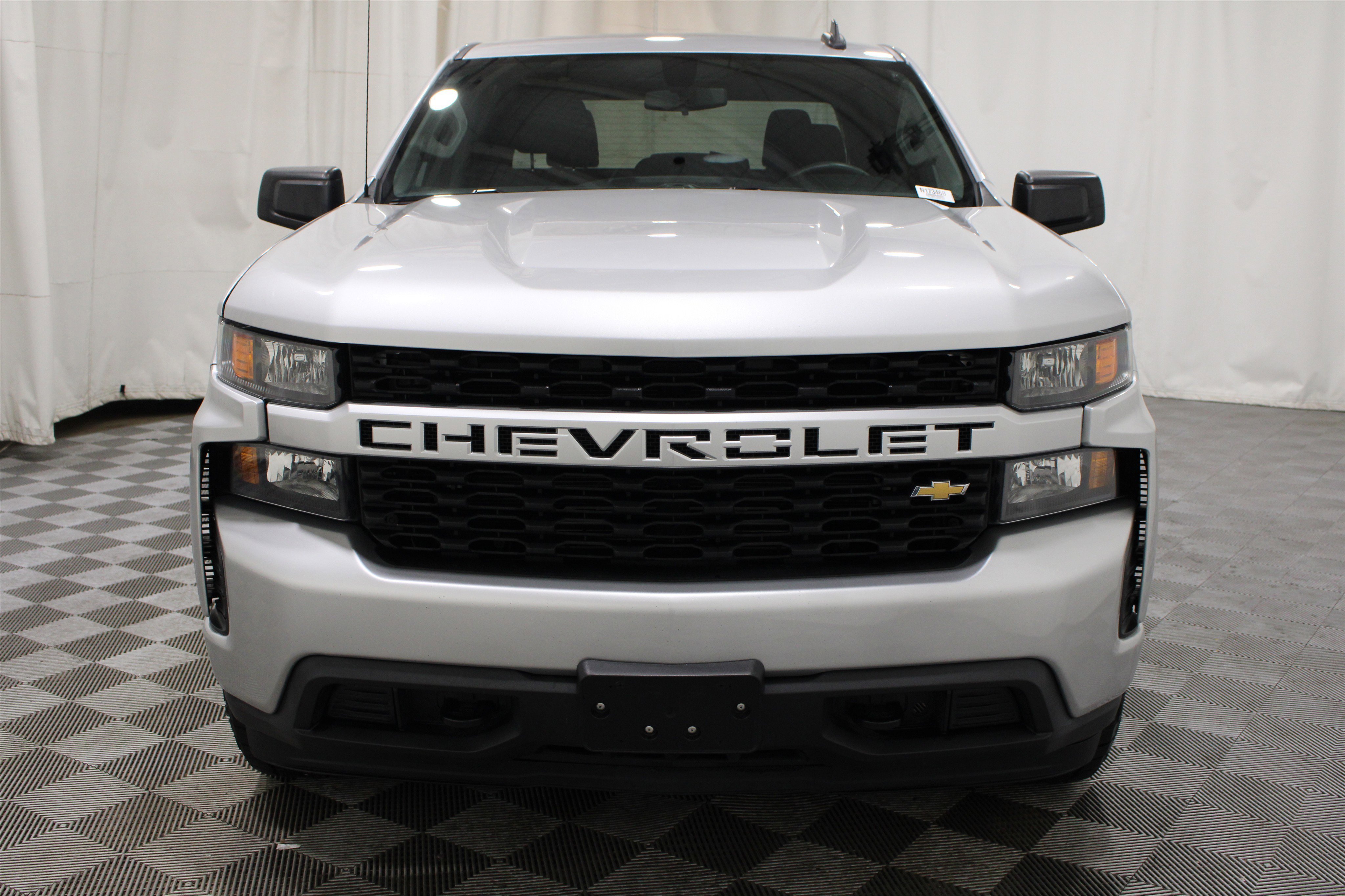 Used 2021 Silver Ice Metallic Chevrolet Custom image 32