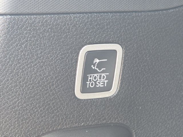 New 2026 Bright White Clear-Coat Exterior Paint Jeep Limited Altitude image 25