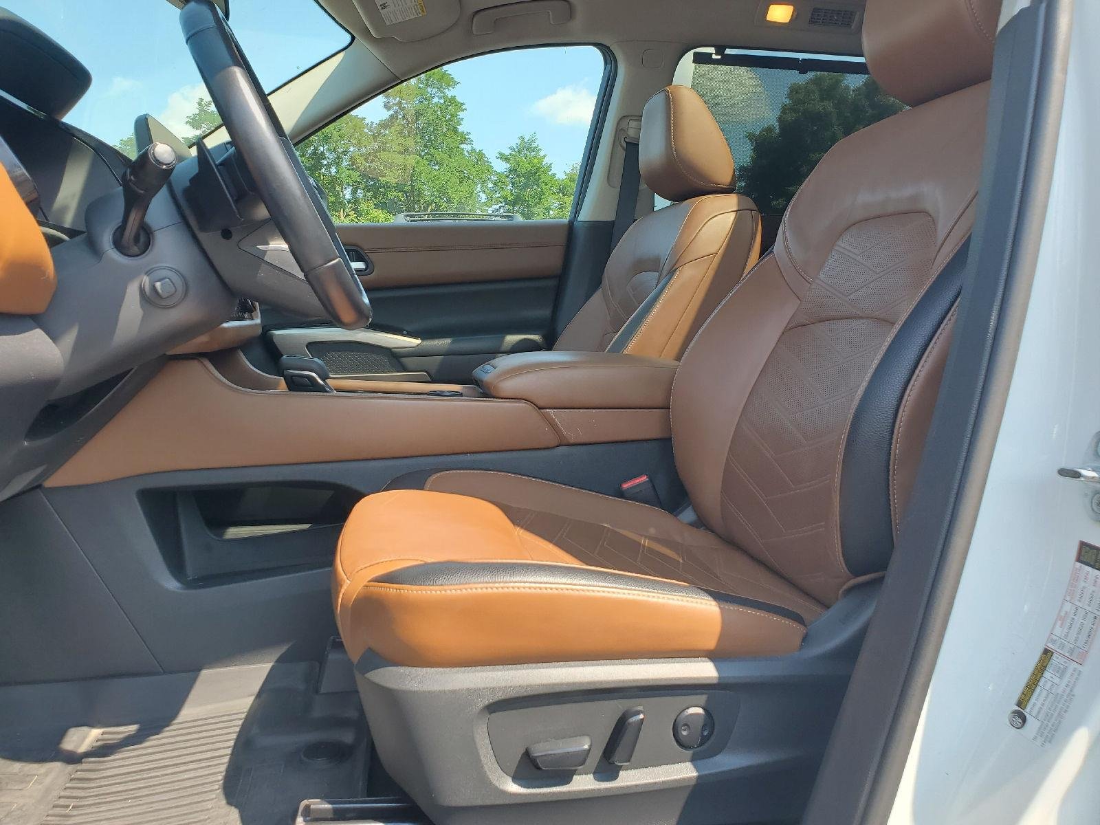 Used 2022 Pearl White Tricoat/Super Black Nissan Platinum image 9