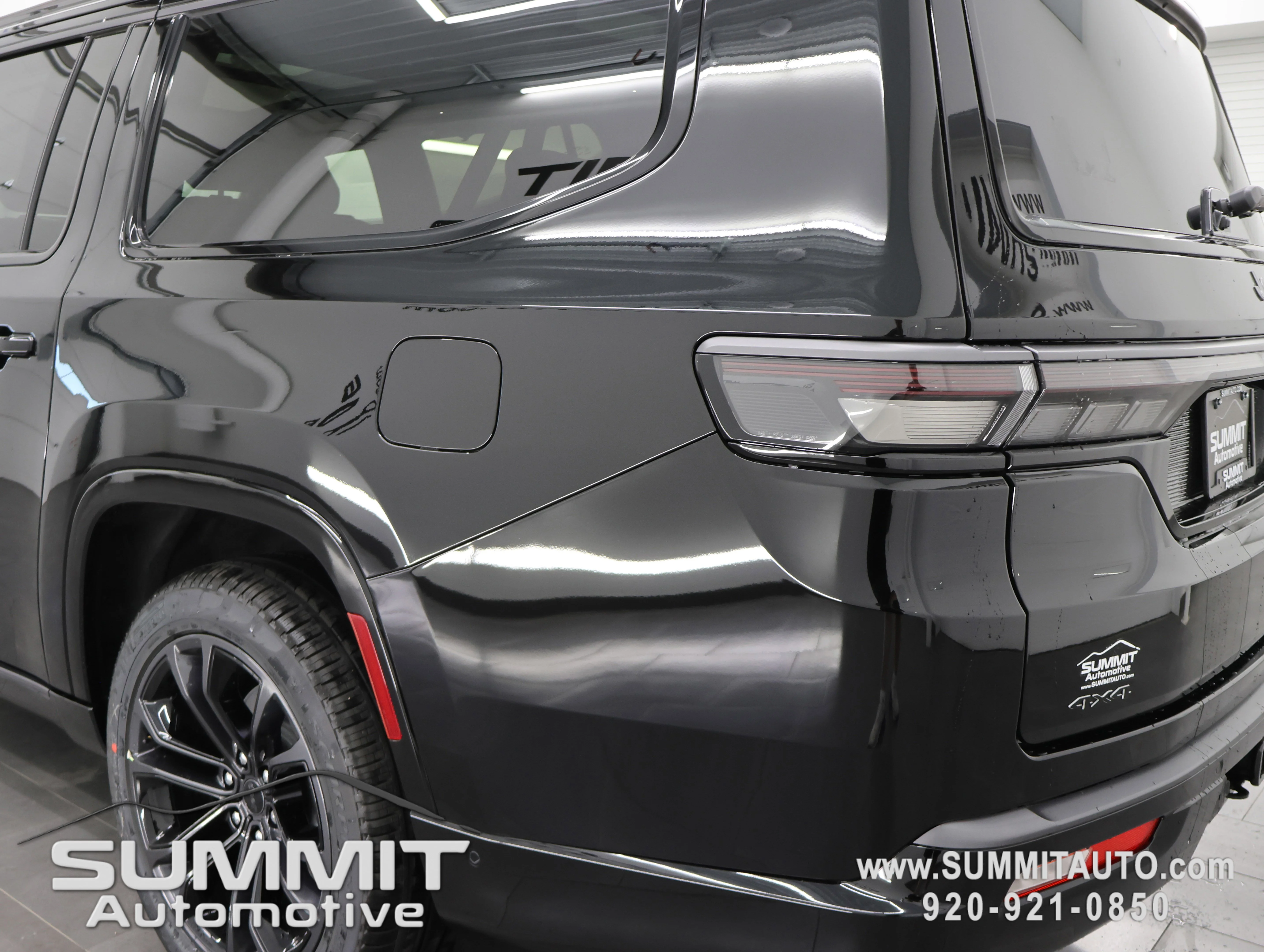 New 2026 High Gloss Black Exterior Paint Jeep Summit Obsidian image 36