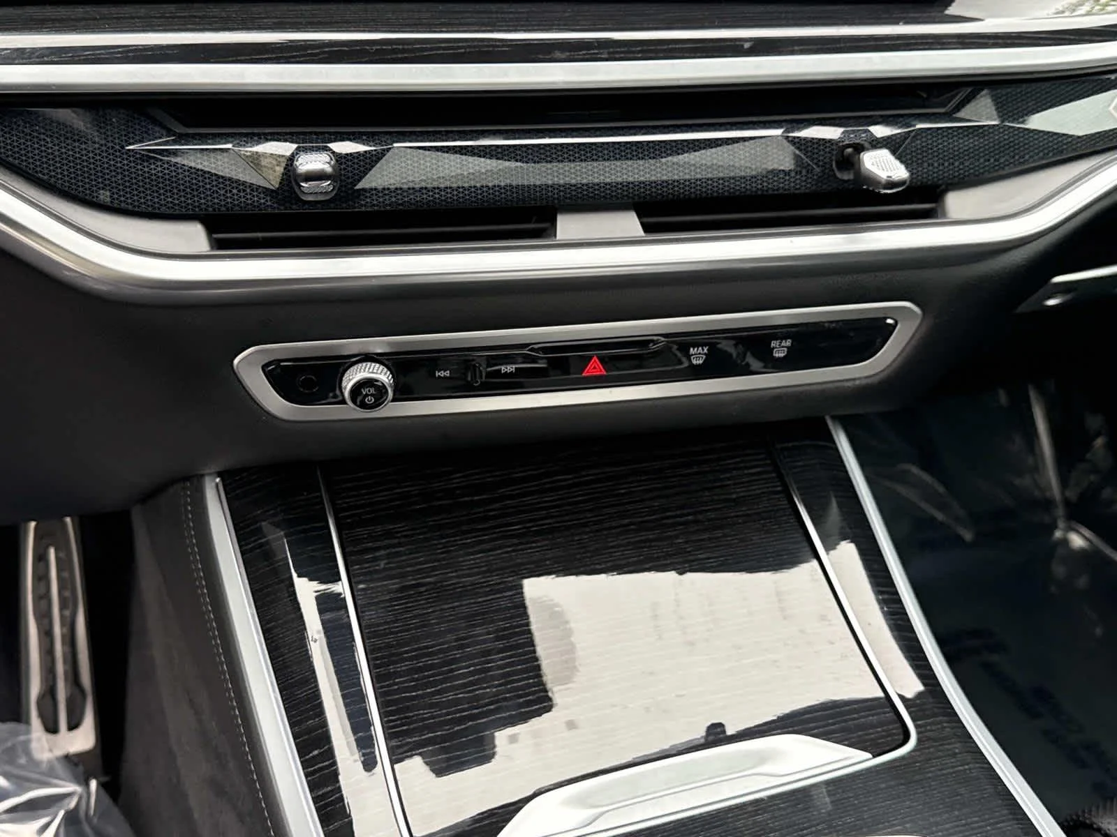 Used 2024 Brooklyn Grey Metallic BMW xDrive40i image 32