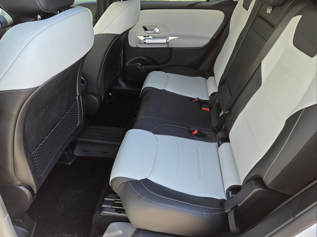 Used 2022  Mercedes-Benz GLB 250 image 28